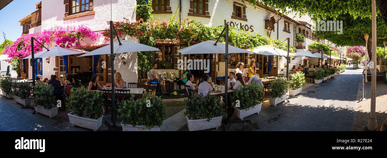RHODES, GRÈCE - 29 juin 2018 : Les gens de vous détendre dans un restaurant traditionnel dans la ville de Rhodes. Banque D'Images RHODES, GRÈCE - 29 juin 2018 : Les gens de vous détendre dans un restaurant traditionnel dans la ville de Rhodes. Banque D'Images