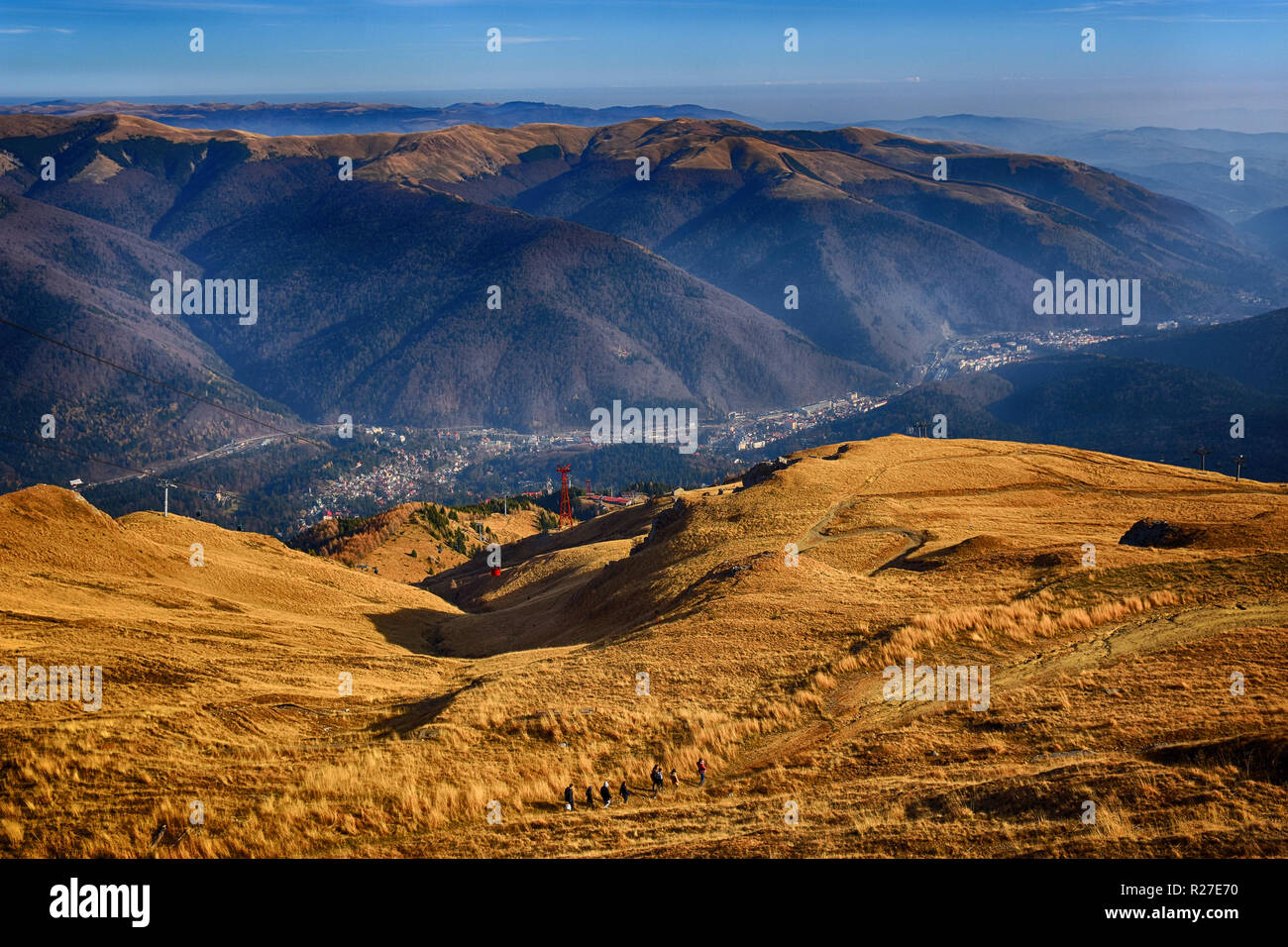 Beau paysage en saison d'automne avec la Vallée de Prahova. Transport de voiture câble rouge à 2000m dans les montagnes de Bucegi, Sinaia, Roumanie Banque D'Images