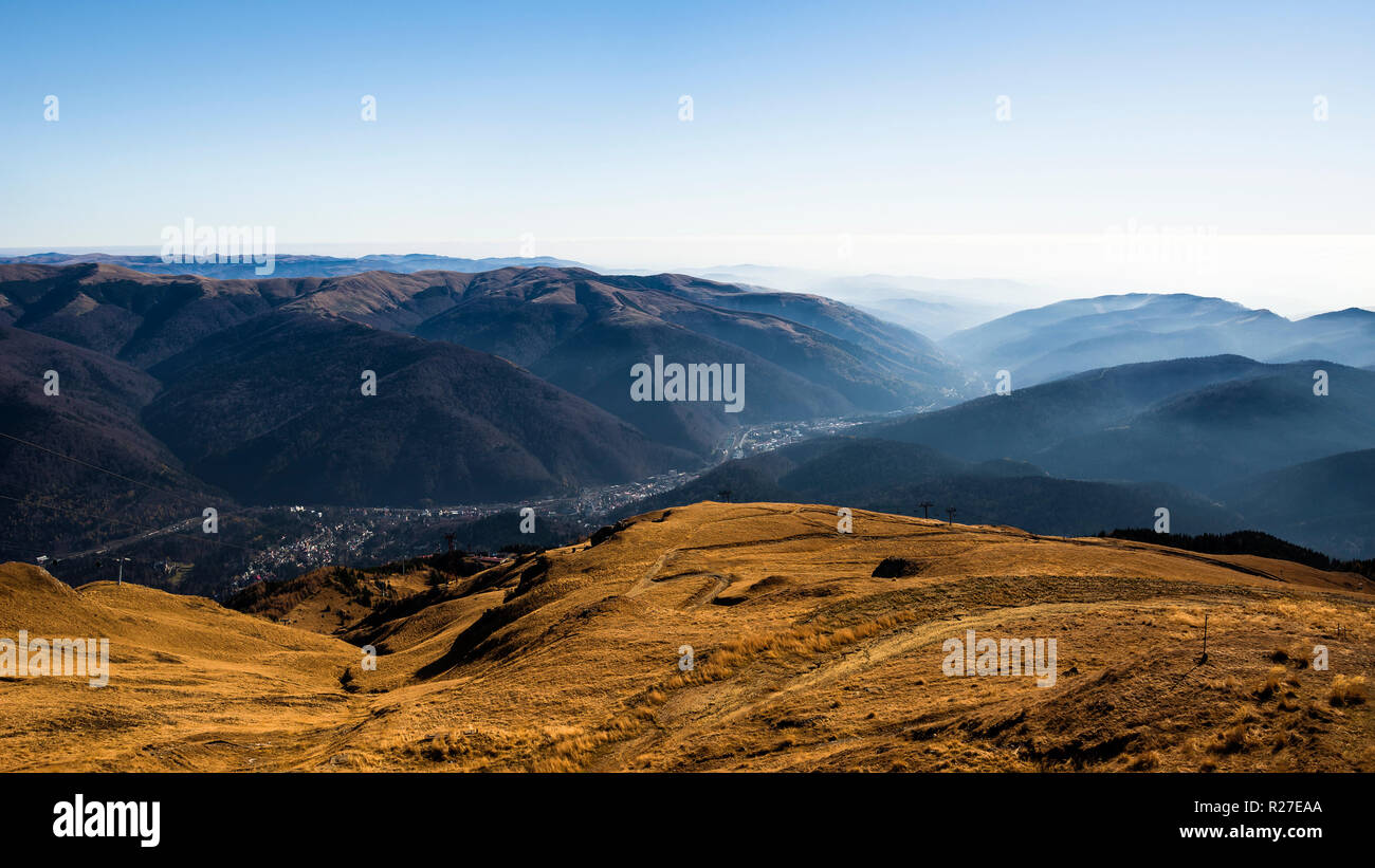 Excursions avec l'incroyable Parc National des montagnes Bucegi Carpates et la Vallée de Prahova vu de Cota 2000, Sinaia, Prahova County Resort, Roumanie. Banque D'Images