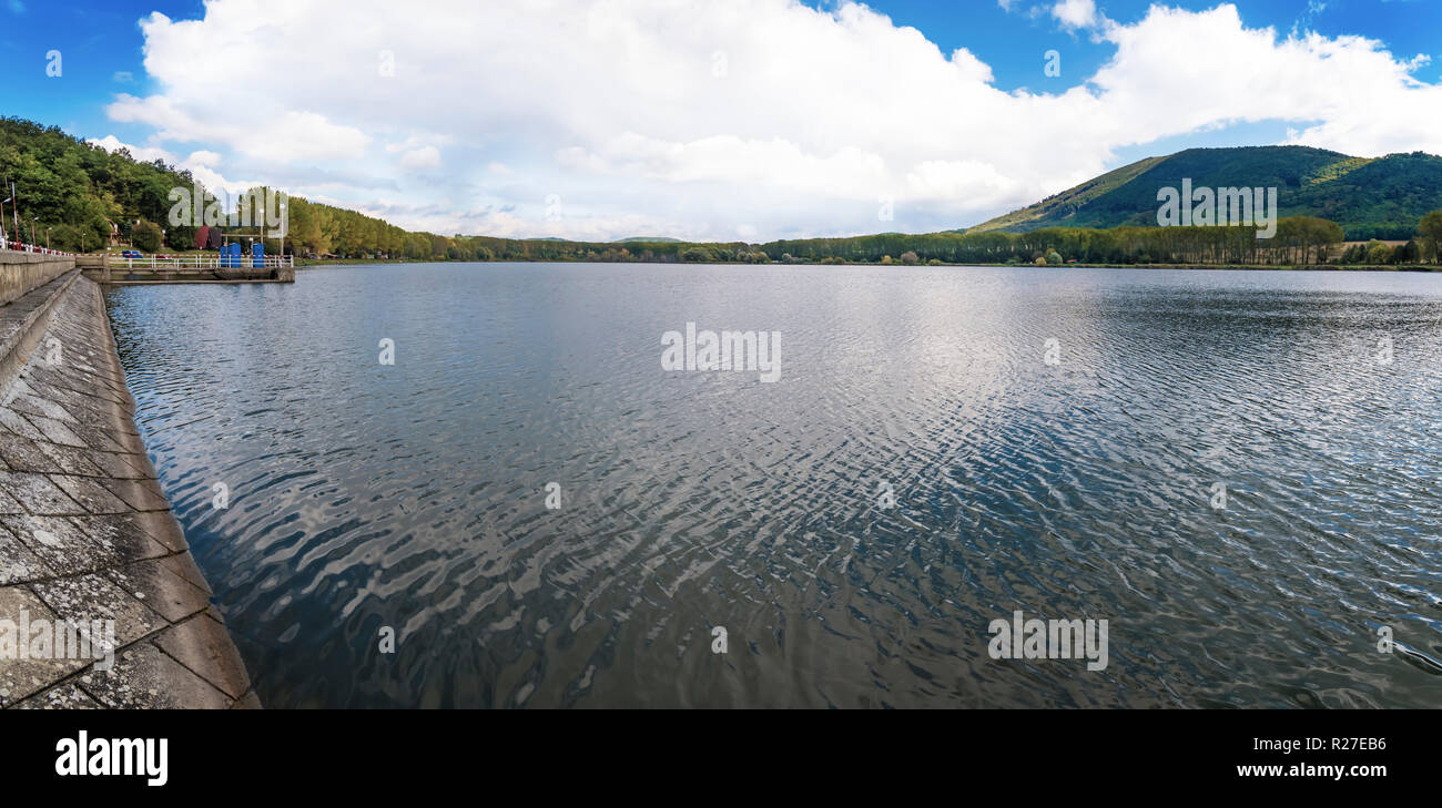 Avis de Bukova Dam en face de peu la Montagne Carpates - Panorama (Slovaquie) Banque D'Images