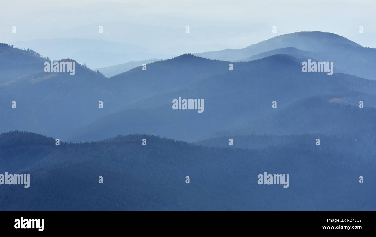 Bleu nature pacifique avec en arrière-plan montagnes de Bucegi en brouillard Carpates vu de Cota 2000, Sinaia, Roumanie resort Banque D'Images