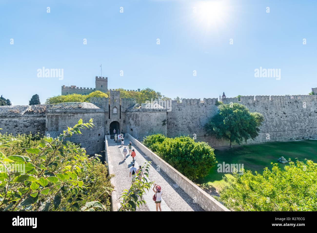 Porte de la ville et les remparts de la ville de ville médiévale de Rhodes (Rhodes, Grèce) Banque D'Images