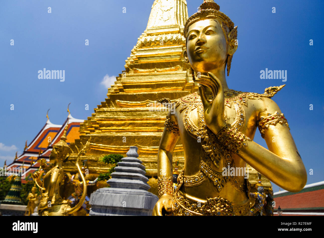 Bangkok, Thaïlande : statue dorée d'un être céleste kinnara au Wat Phra Kaew ou le Temple du Bouddha d'Émeraude à l'intérieur des murs du Grand Pala Banque D'Images