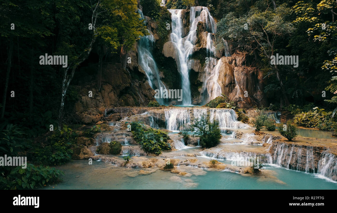 Les Cascades de Kuang Si à Luang Prabang, Laos. Drone longue exposition photo. Banque D'Images