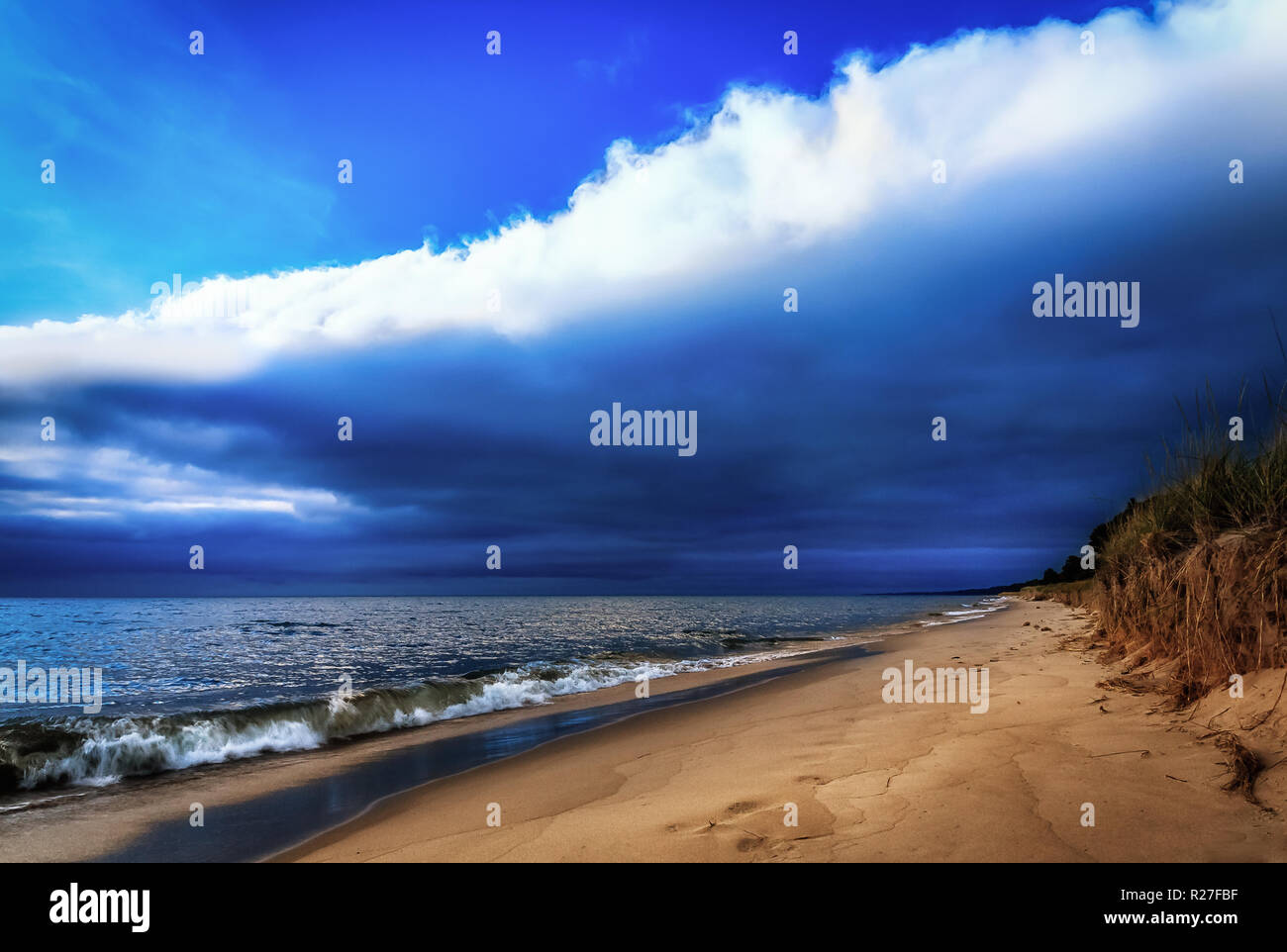 Météo étrange phénomène. Plafond de nuages sur le lac Michigan. Plage de sable du lac de fond avec copie espace et point de fuite. Banque D'Images