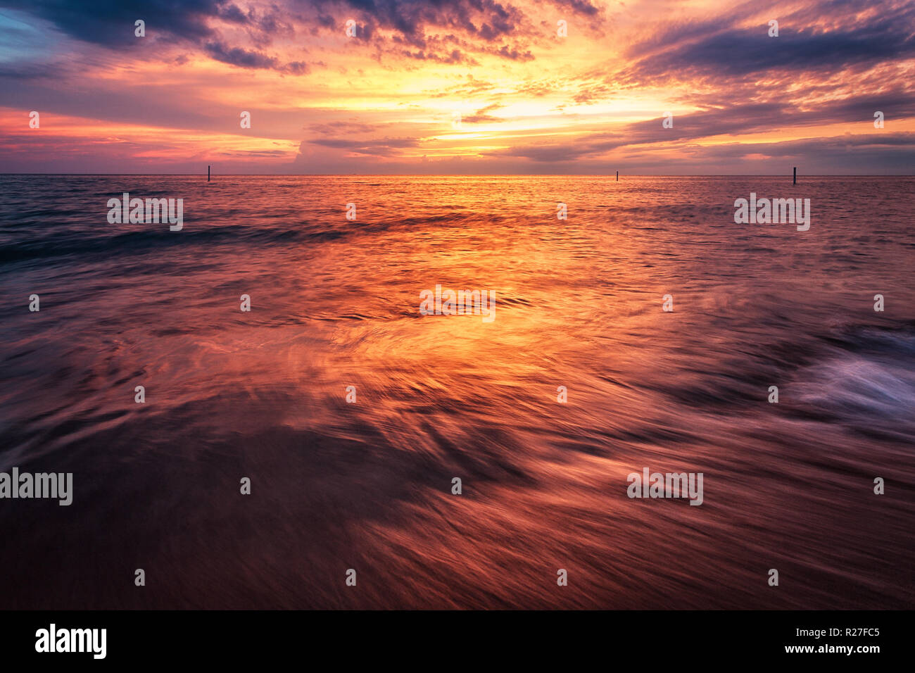 Seascape spectaculaire coucher de soleil sur le lac Michigan. L'eau dynamique des vagues. Banque D'Images