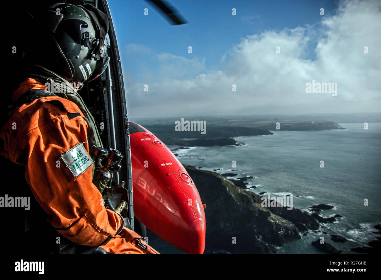 La Marine royale Recherche & sauvetage d'exploitation RNAS Culdrose sur une mission de formation sur la côte de Cornouailles. Banque D'Images