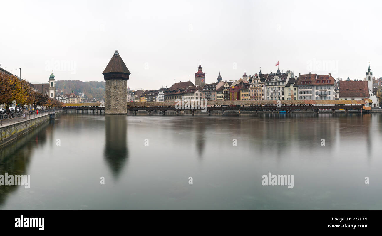 La célèbre ville suisse de Lucerne cityscape skyline et Kappel bridge avec de l'eau panorama tour voir l'exposition Banque D'Images