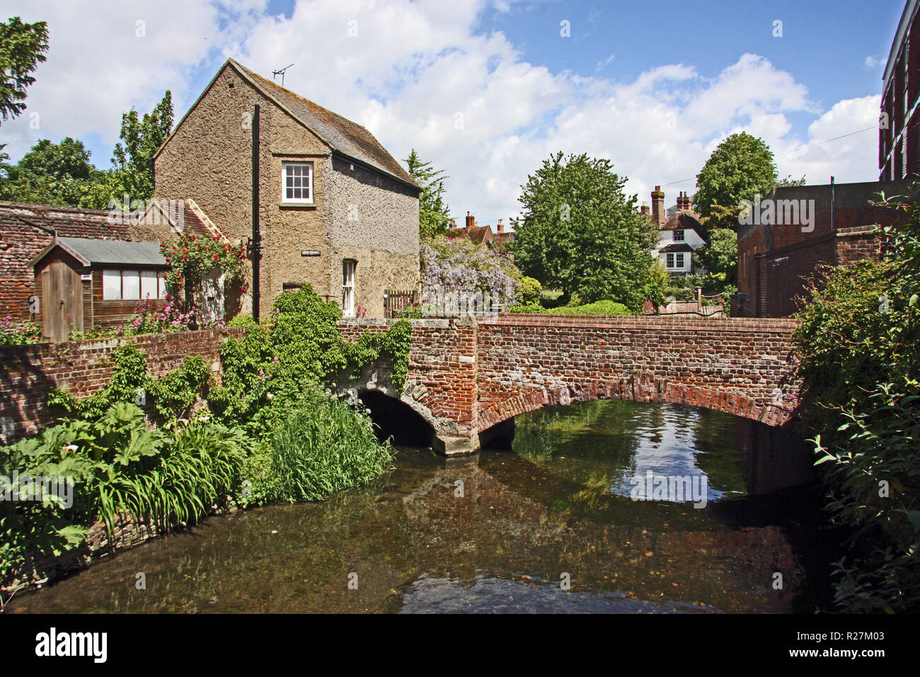 Les eaux troubles de la rivière Stour dans le centre historique de la ville de Canterbury Kent England UK Banque D'Images