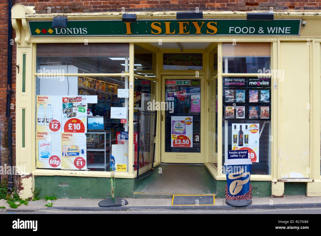 Le magasin Londis Kingsleys, avec des lettres manquantes, au Wells-next-the-sea , Norfolk , England, UK Banque D'Images