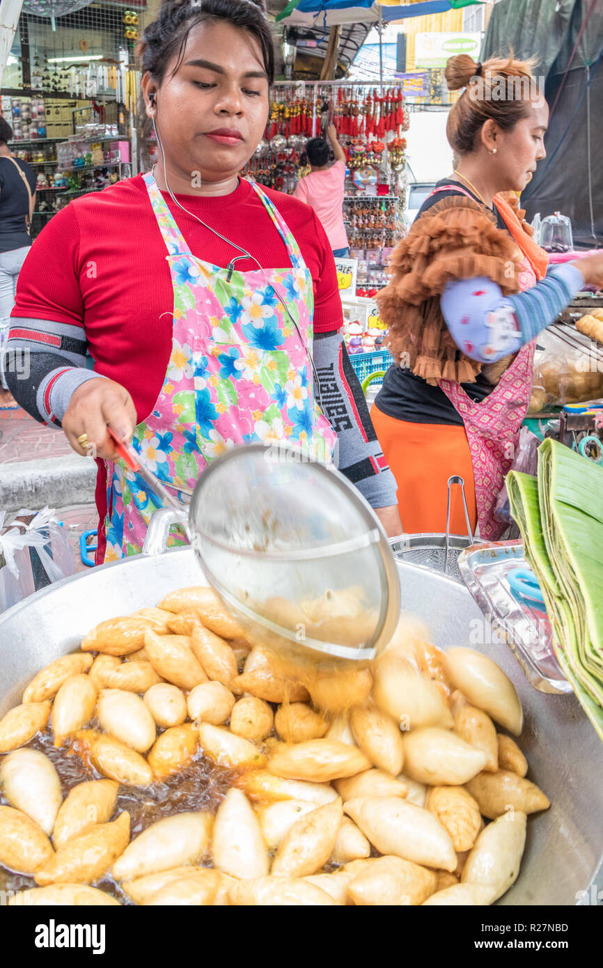 Bangkok, Thaïlande - 6 octobre 2018 : déplacement de poissons friture boules sur un vendeur de rue, wc séparés. Il y a encore de nombreux vendeurs de rue dans la ville. Banque D'Images