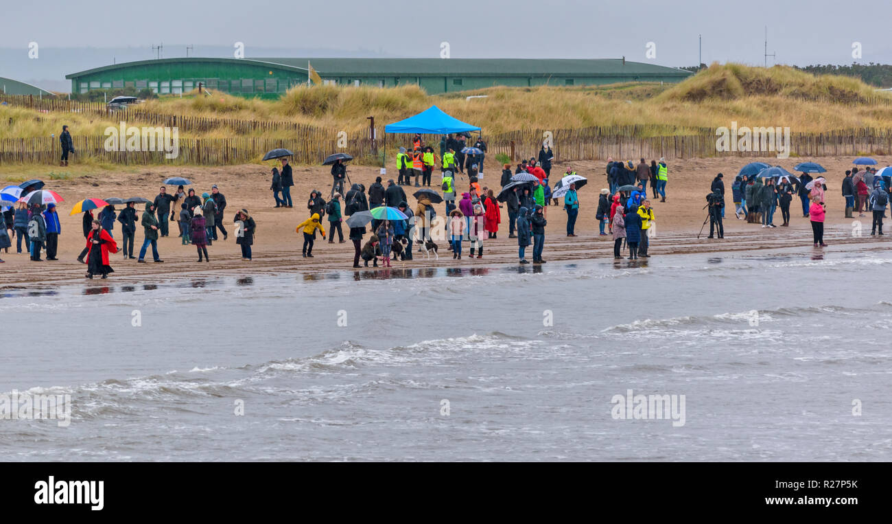 PAGES DE LA MER PERSONNES RASSEMBLÉES SUR LA PLAGE DE WEST SANDS ST ANDREWS EN ÉCOSSE POUR AFFICHER LES IMAGES DESSINÉES SUR LE SABLE PUIS COUVERTE PAR marée montante OU LA MER Banque D'Images