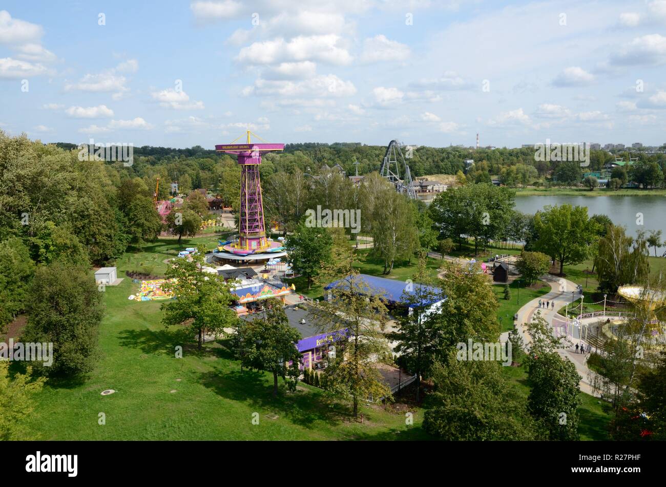 Parc de loisirs à Chorzow, Haute Silésie, Pologne. Paysage général de parc avec lac et carrousels. Banque D'Images