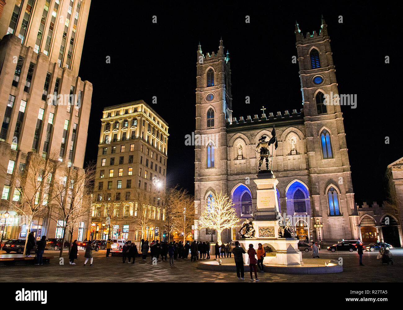 Place d'armes et la Basilique Notre-Dame sont indiqués dans le Vieux Montréal Banque D'Images