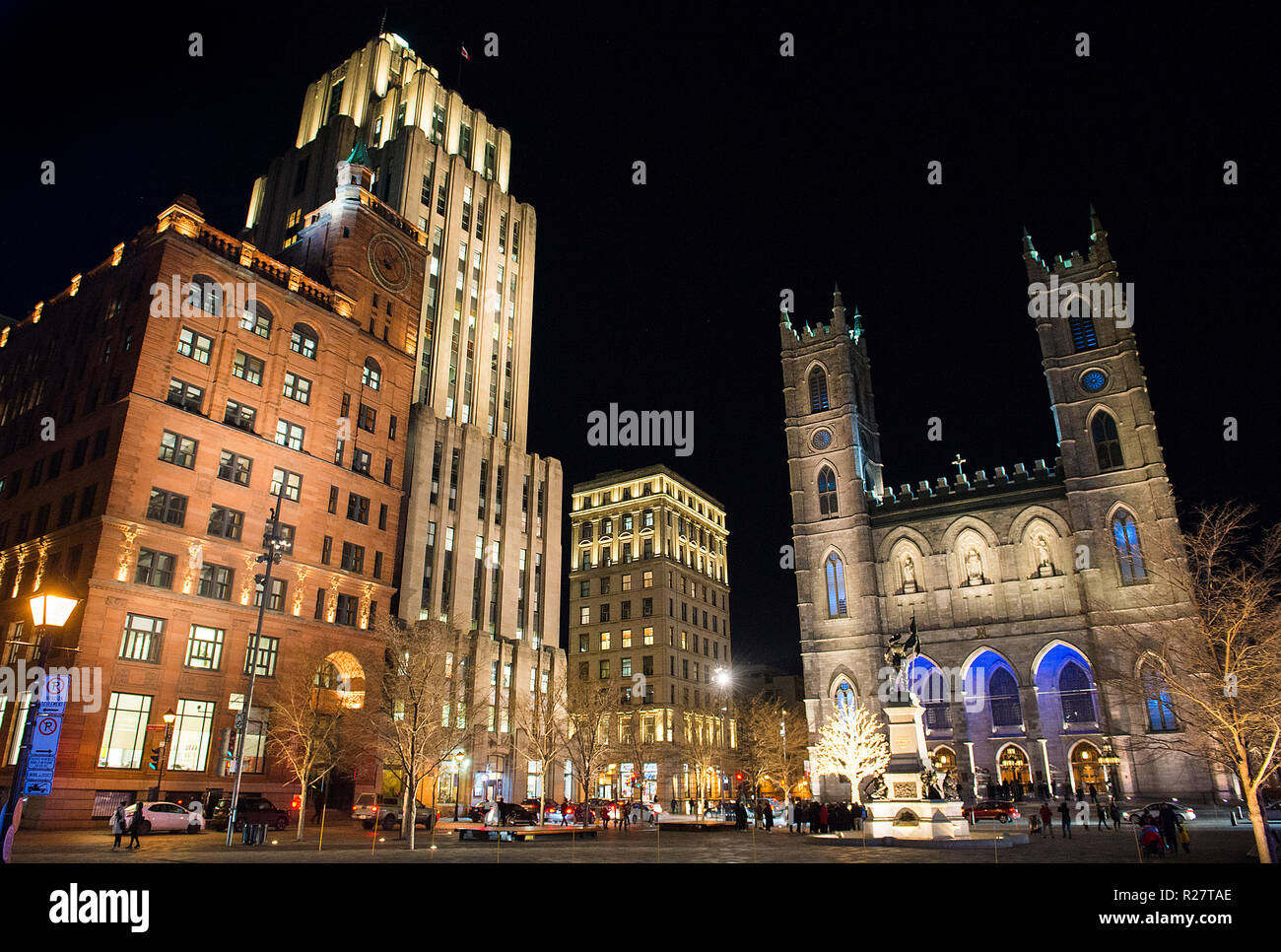 Place d'armes et la Basilique Notre-Dame sont indiqués dans le Vieux Montréal Banque D'Images