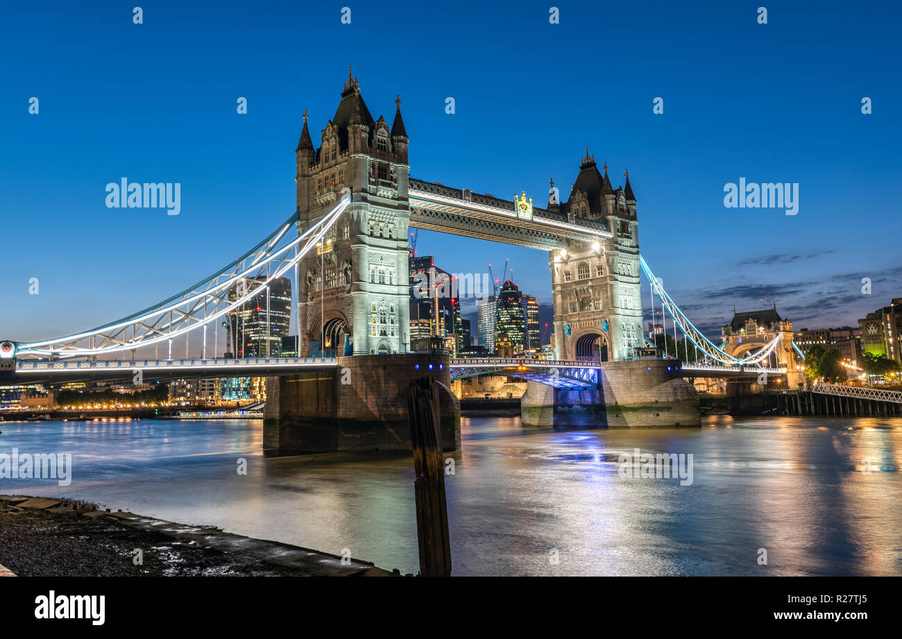 Le Tower Bridge, célèbre monument de Londres, de nuit Banque D'Images