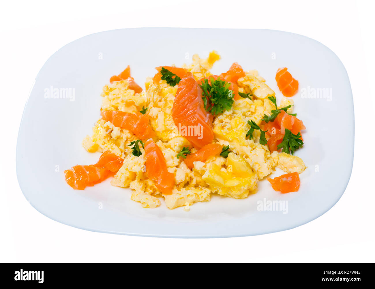 Délicieux saumon fumé omelette aux verts - plat traditionnel de la cuisine norvégienne sur la plaque blanche. Plus isolé sur fond blanc Banque D'Images