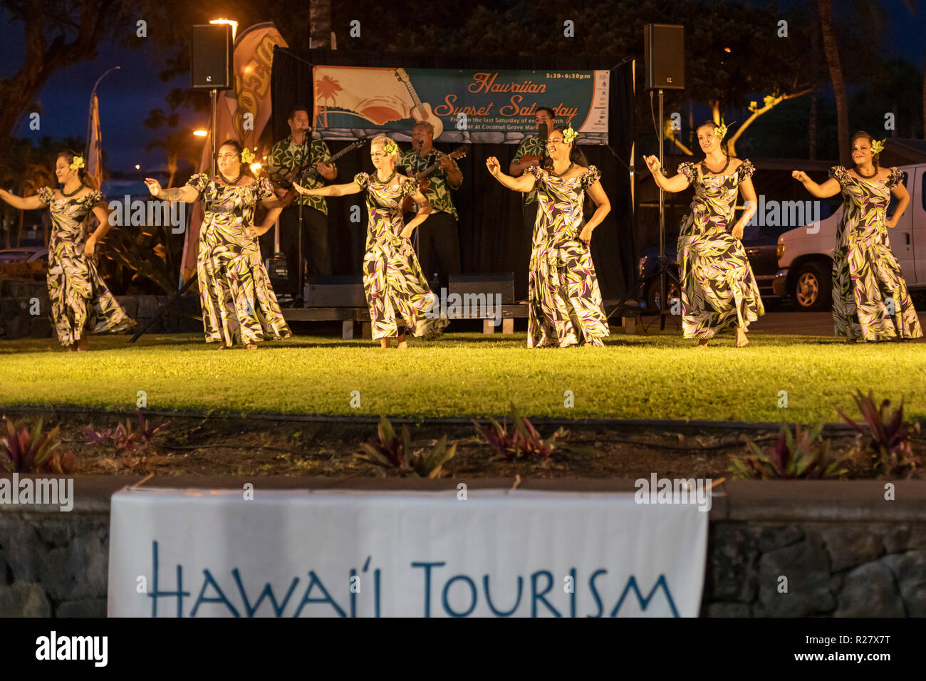 Kailua-Kona, Hawaii - Les danseurs de Ka'eaikahelelani Halau hula traditionnels à l'effectuer Coconut Grove Marketplace sur Hawaii's Big Island. Banque D'Images