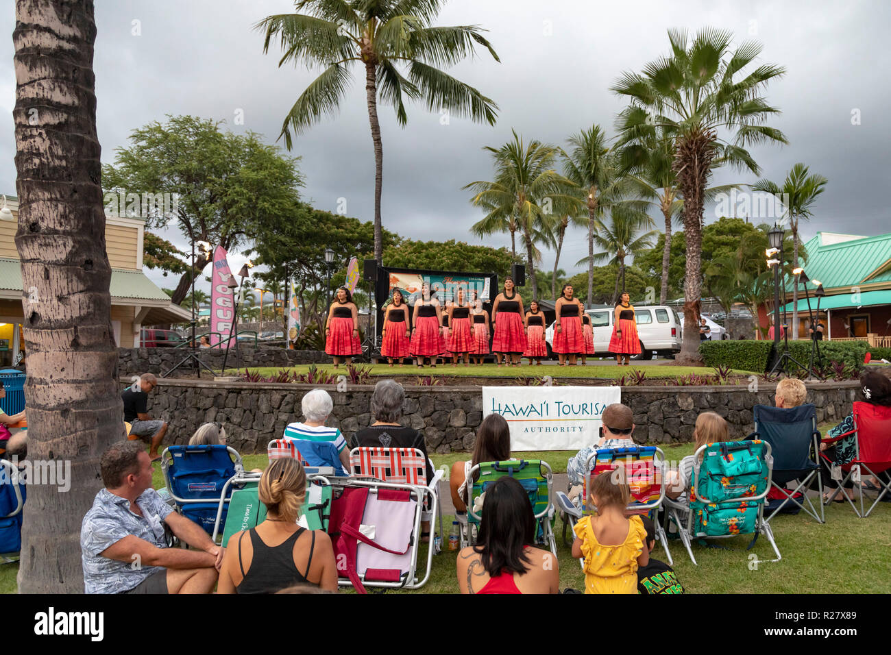 Kailua-Kona, Hawaii - Les danseurs de Ka'eaikahelelani Halau hula traditionnels à l'effectuer Coconut Grove Marketplace sur Hawaii's Big Island. Banque D'Images