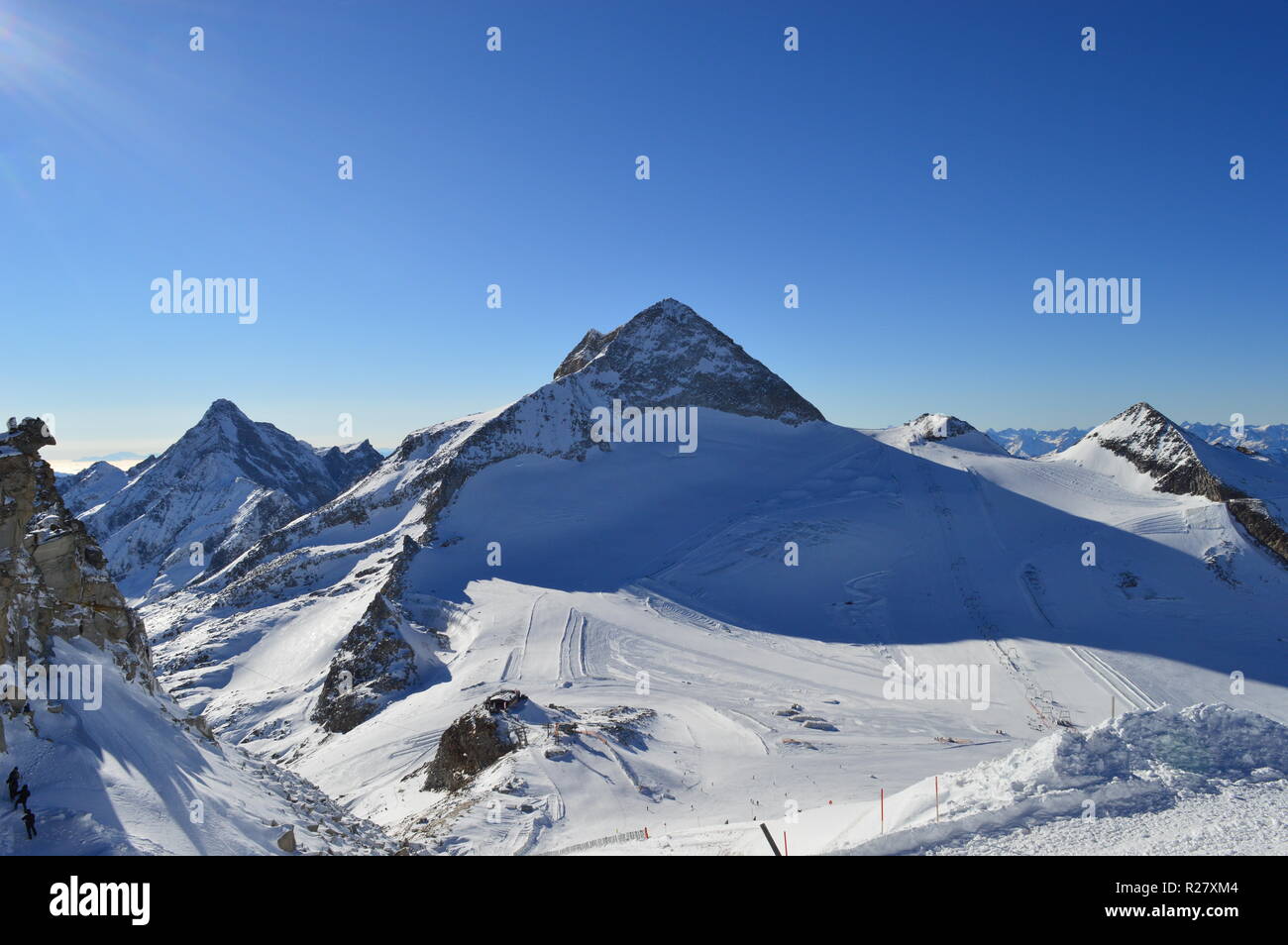 Au vue des montagnes enneigées au ski area Banque D'Images