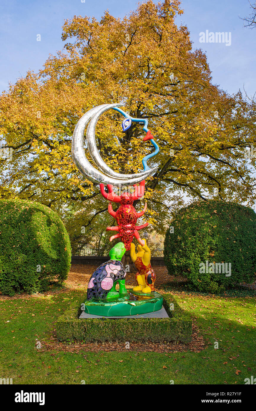 Fribourg, Suisse : Dans les jardins du Musée d'art et d'histoire, une oeuvre de Niki de Saint Phalle n'envisage la fin de l'automne. Banque D'Images