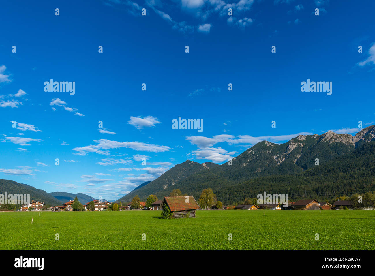 Le village de Krün près de Mittenwald, Upper Bavaria, Bavaria, Germany, Europe du Sud Banque D'Images