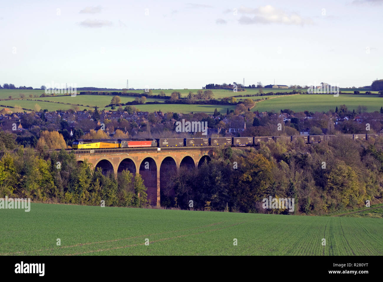 Une paire de locomotives diesel de la classe 47 et les numéros 47739 47769 Tranfesa le travail dans l'ensemble du train de Eynesford Viaduc, dans le Kent. Banque D'Images