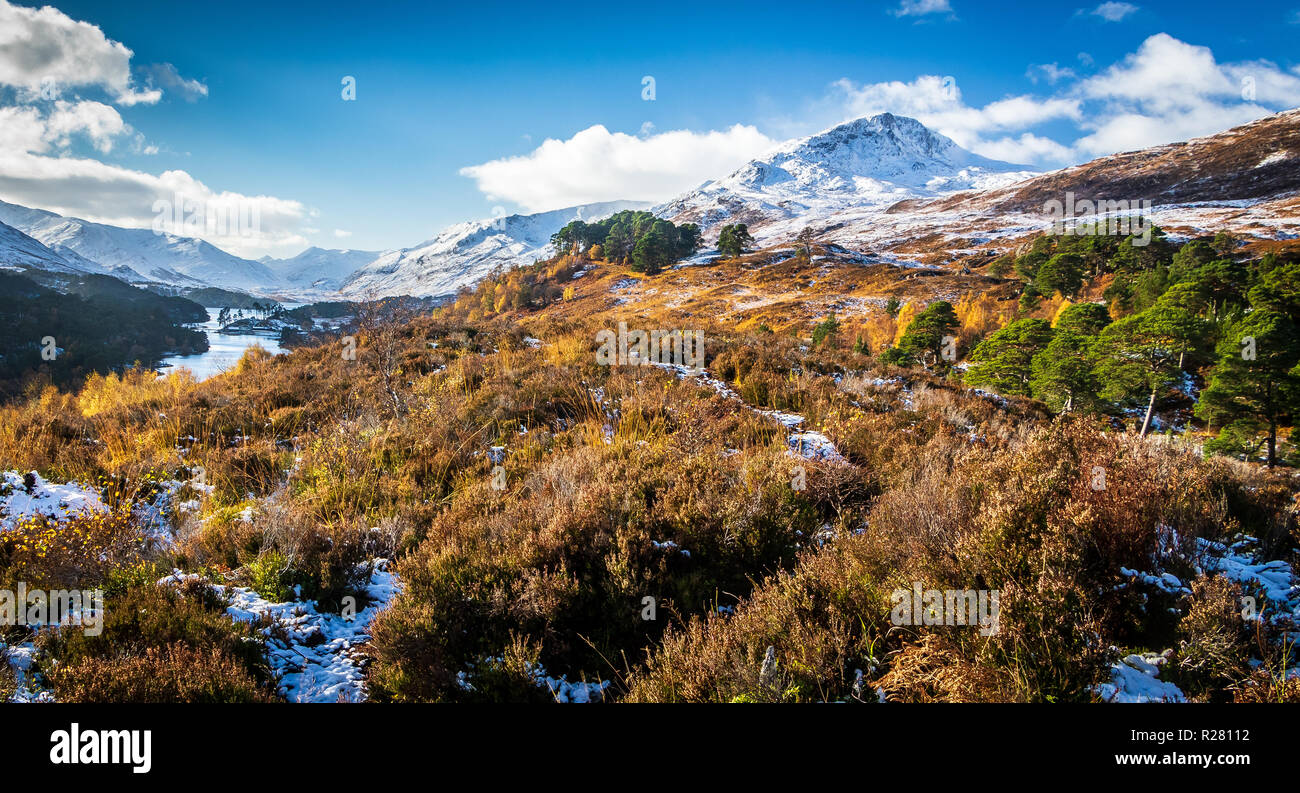 Glen Affric, Sgurr na Lapaich et la première neige de l'hiver Banque D'Images