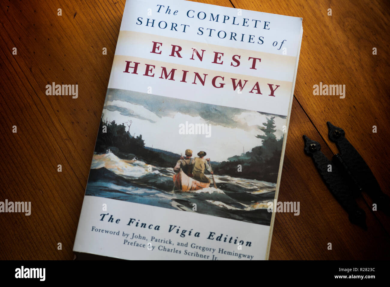 La couverture du livre pour l'ensemble des histoires courtes d'Ernest Hemingway, La Finca Vigia Edition. Banque D'Images