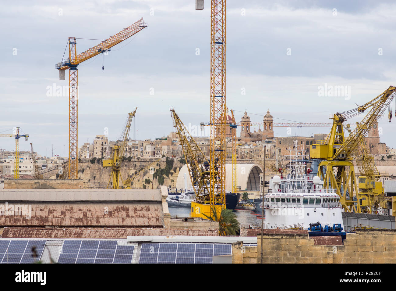 Grues du port jaune, Malte, trois villes Banque D'Images