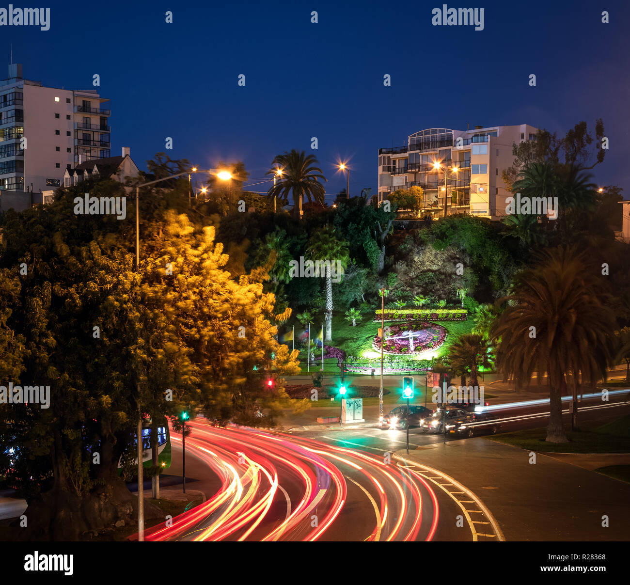 Vue aérienne de Vina del Mar Réveil Fleur (Reloj de Flores) la nuit - Vina del Mar, Chili Banque D'Images