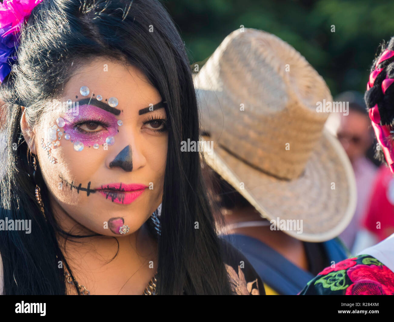 Oaxaca, Mexique - 24 Oct 2018 : femme avec tête de compléter à célébrer la Journée des Morts Dias de los Muertos au Mexique Banque D'Images