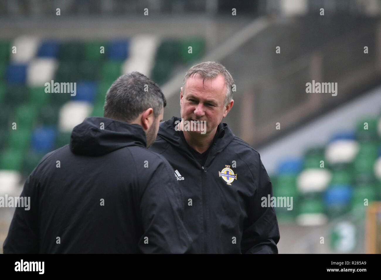 Windsor Park, Belfast, en Irlande du Nord.17 Novembre 2018. La formation de l'Irlande du Nord à Belfast ce matin avant leur match de Ligue des Nations Unies de l'UEFA contre l'Autriche demain soir dans le stade. L'Irlande du manager Michael O'Neill à la formation. Crédit : David Hunter/Alamy Live News. Banque D'Images