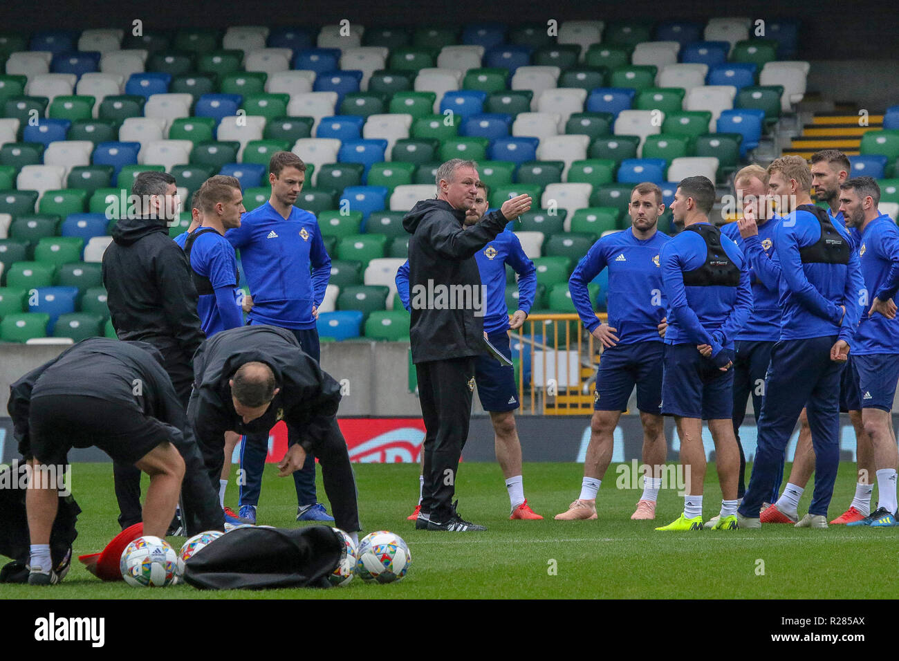 Windsor Park, Belfast, en Irlande du Nord.17 Novembre 2018. La formation de l'Irlande du Nord à Belfast ce matin avant leur match de Ligue des Nations Unies de l'UEFA contre l'Autriche demain soir dans le stade. L'Irlande du manager Michael O'Neill à la formation. Crédit : David Hunter/Alamy Live News. Banque D'Images