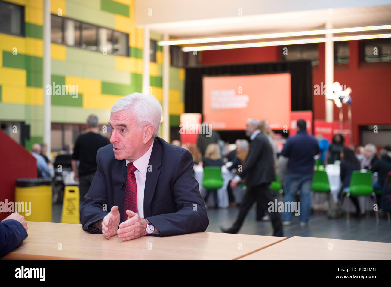 Mansfield, Nottinghamshire, Angleterre, Royaume-Uni. 17 novembre 2018. John McDonnell, Shadow Chancellor parlant de Mansfield, au sujet de la nouvelle politique 'La voie de l'édification de l'économie'. Il s'agit d'une série d'événements à la recherche à l'impact de l'austérité sur les villes et à les outils et les politiques de main-d'utiliser pour reconstruire l'économie. Alan Beastall/Alamy Live News Banque D'Images