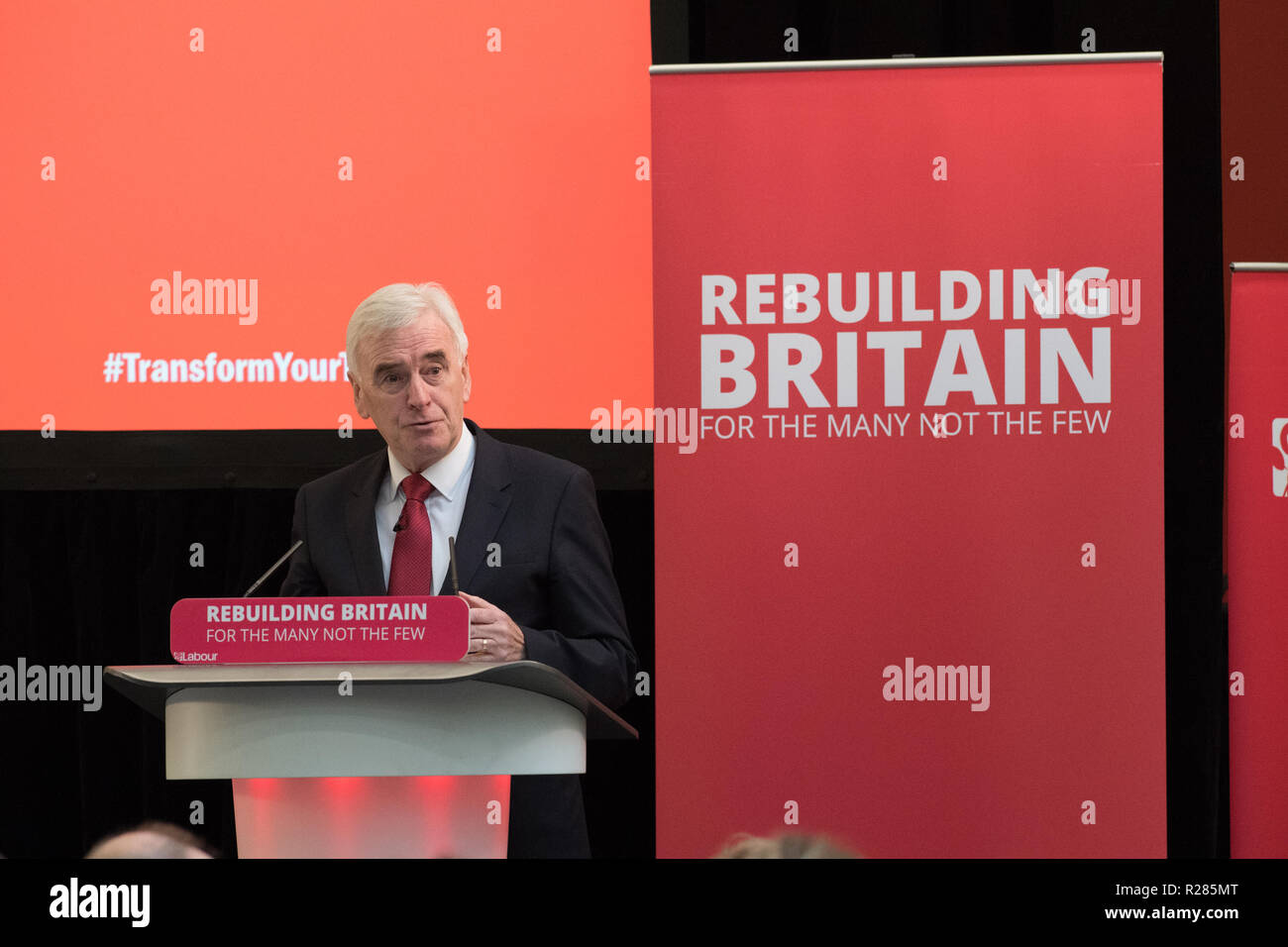 Mansfield, Nottinghamshire, Angleterre, Royaume-Uni. 17 novembre 2018. John McDonnell, Shadow Chancellor parlant de Mansfield, au sujet de la nouvelle politique 'La voie de l'édification de l'économie'. Il s'agit d'une série d'événements à la recherche à l'impact de l'austérité sur les villes et à les outils et les politiques de main-d'utiliser pour reconstruire l'économie. Alan Beastall/Alamy Live News Banque D'Images