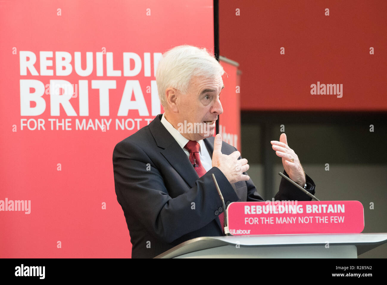 Mansfield, Nottinghamshire, Angleterre, Royaume-Uni. 17 novembre 2018. John McDonnell, Shadow Chancellor parlant de Mansfield, au sujet de la nouvelle politique 'La voie de l'édification de l'économie'. Il s'agit d'une série d'événements à la recherche à l'impact de l'austérité sur les villes et à les outils et les politiques de main-d'utiliser pour reconstruire l'économie. Alan Beastall/Alamy Live News Banque D'Images