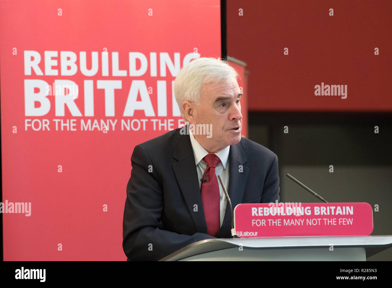 Mansfield, Nottinghamshire, Angleterre, Royaume-Uni. 17 novembre 2018. John McDonnell, Shadow Chancellor parlant de Mansfield, au sujet de la nouvelle politique 'La voie de l'édification de l'économie'. Il s'agit d'une série d'événements à la recherche à l'impact de l'austérité sur les villes et à les outils et les politiques de main-d'utiliser pour reconstruire l'économie. Alan Beastall/Alamy Live News Banque D'Images
