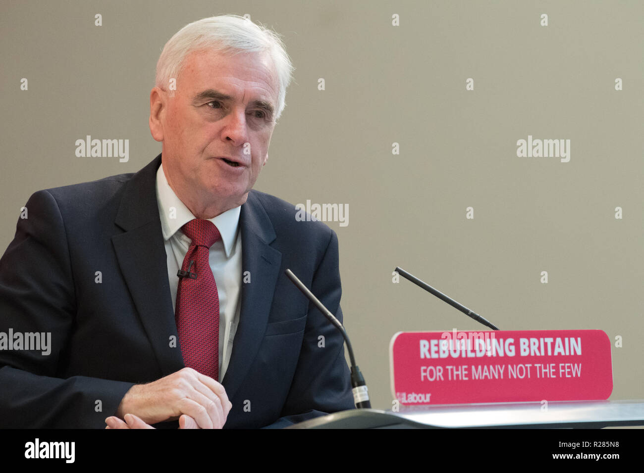 Mansfield, Nottinghamshire, Angleterre, Royaume-Uni. 17 novembre 2018. John McDonnell, Shadow Chancellor parlant de Mansfield, au sujet de la nouvelle politique 'La voie de l'édification de l'économie'. Il s'agit d'une série d'événements à la recherche à l'impact de l'austérité sur les villes et à les outils et les politiques de main-d'utiliser pour reconstruire l'économie. Alan Beastall/Alamy Live News Banque D'Images