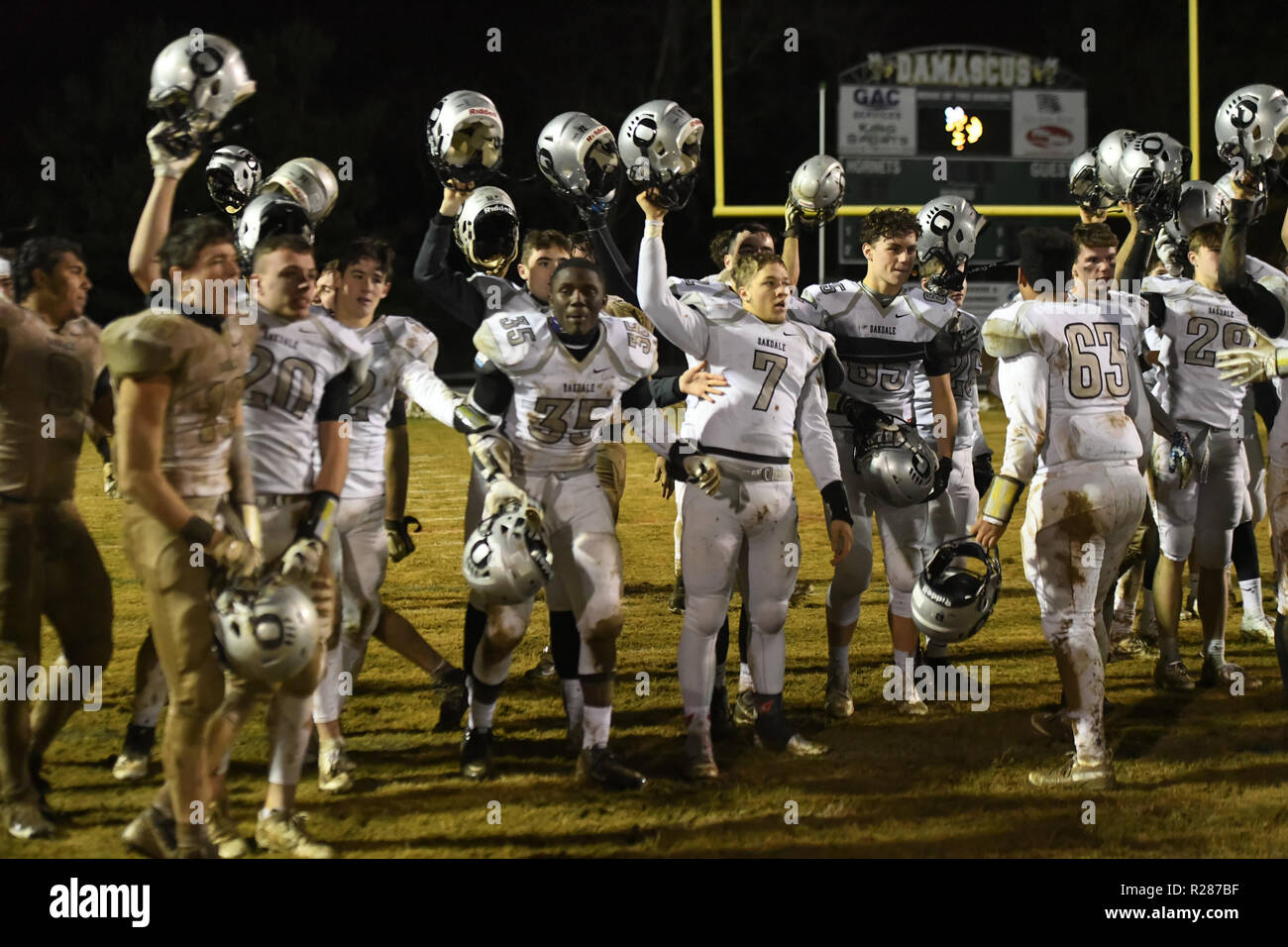 Damas, Maryland, USA, 16 novembre 2018. L'Oakdale joueurs célébrer une victoire historique après le Maryland State 2A West championnat régional à Damas. MD. Les ours défait les Hornets 24-7 et a brisé leurs 53 victoires, que l'on croit être la plus longue dans l'histoire de l'école de football aux États-Unis. Credit : Cal Sport Media/Alamy Live News Banque D'Images