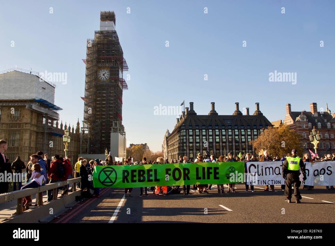 Londres, Royaume-Uni. 17 novembre 2018. Rébellion Extinction occuper le pont de Westminster pour protester contre le changement climatique. Credit : Dimple Patel/Alamy Live News Banque D'Images