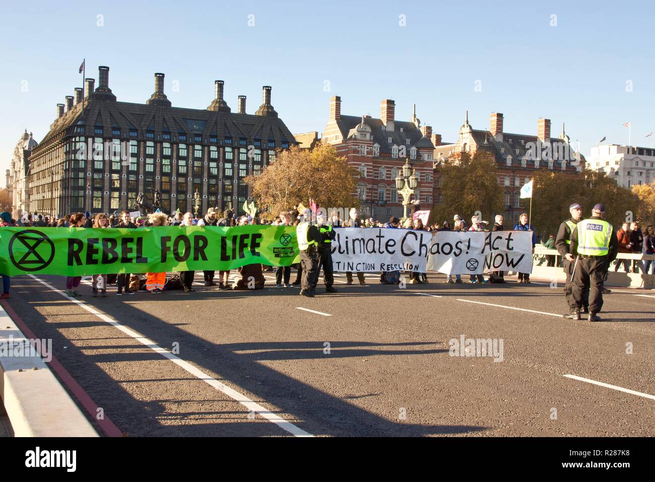 Londres, Royaume-Uni. 17 novembre 2018. Rébellion Extinction occuper le pont de Westminster pour protester contre le changement climatique. Credit : Dimple Patel/Alamy Live News Banque D'Images