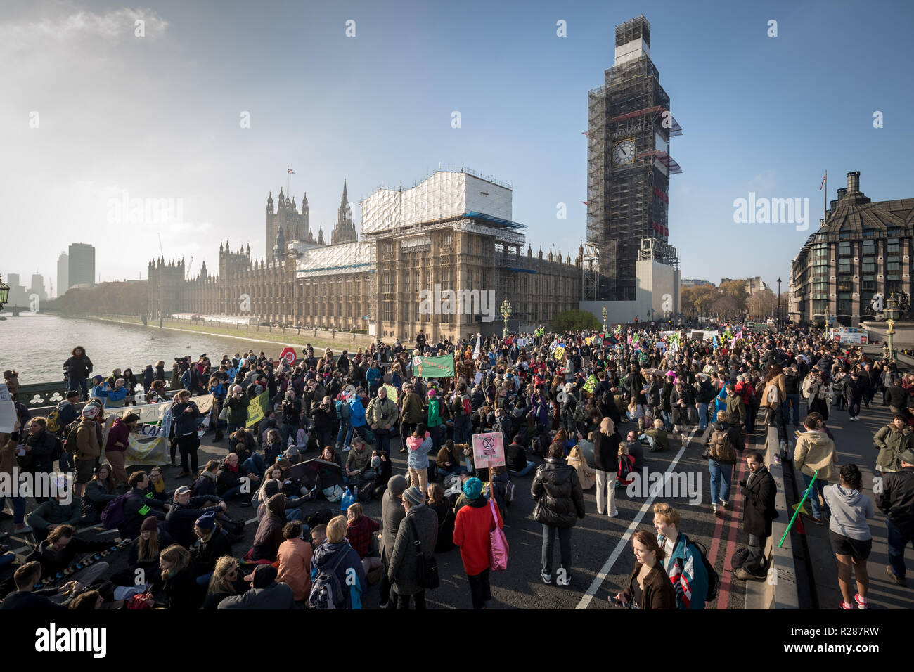 Londres, Royaume-Uni. 17 novembre, 2018. Les défenseurs de l'Extinction, rébellion, bloquer le pont de Westminster, l'un des cinq ponts bloqués dans le centre de Londres, dans le cadre d'un événement pour souligner la Journée de la rébellion criminelle "l'inaction face au changement climatique et catastrophe catastrophe écologique" par le gouvernement britannique dans le cadre d'un programme de désobéissance civile au cours de laquelle des dizaines de militants ont été arrêtés. Crédit : Guy Josse/Alamy Live News Banque D'Images