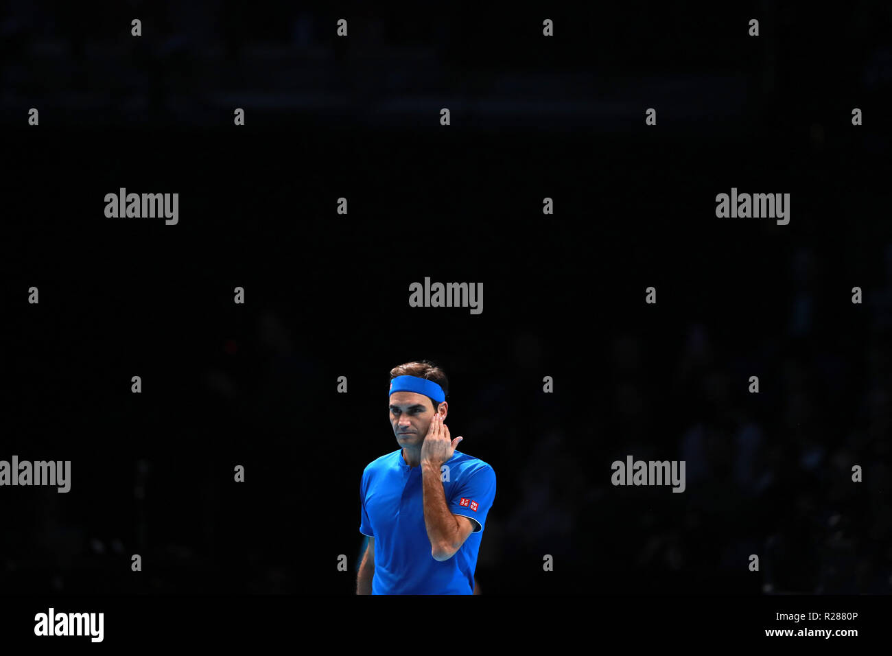 17 novembre 2018, O2 Arena, London, England ; Nitto ATP Tennis Finale, Roger Federer (SUI) a l'air peiné dans son match de demi-finale contre Alexander Zverev (GER) Banque D'Images