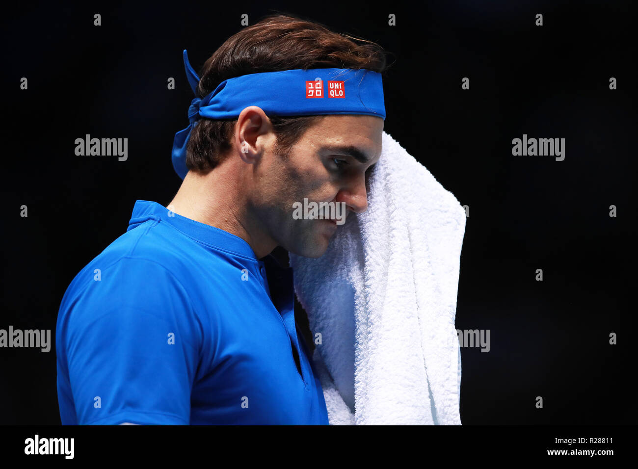 17 novembre 2018, O2 Arena, London, England ; Nitto ATP Tennis Finale, Roger Federer (SUI) off lingettes pendant son match de demi-finale contre Alexander Zverev (GER) Banque D'Images