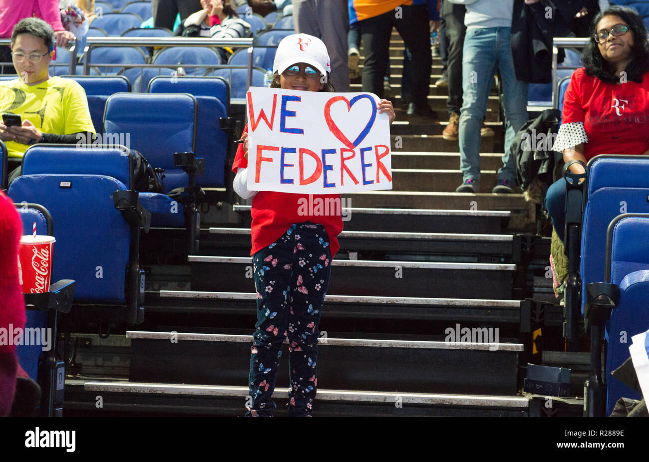 O2, Londres, Royaume-Uni. 17 novembre, 2018. Demi-finales jour du tournoi à l'O2 Arena de Londres, match de l'après-midi. Roger Federer (SUI), classé 2, vs Alexander Zverev (GER), classé 3. Zverev knocks out Federer pour atteindre la finale, gagnant 7-5 7-6 (7-5). Credit : Malcolm Park/Alamy Live News. Banque D'Images