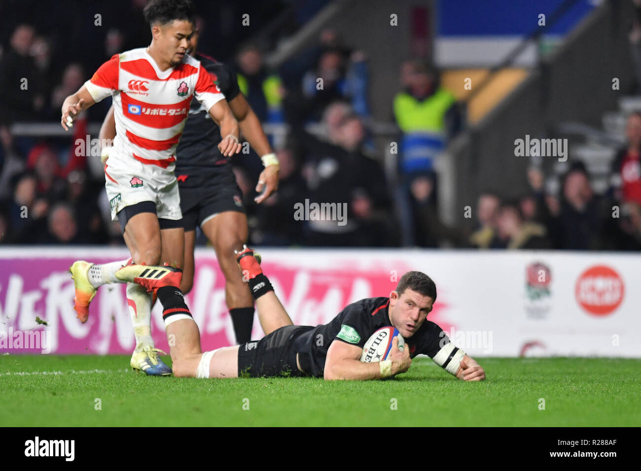 Le stade de Twickenham, London, UK. 17 novembre 2018. England's Mark Wilson marque un essai pendant 183 International : Angleterre v Japon match au stade de Twickenham. . (Usage éditorial uniquement, licence requise pour un usage commercial. Aucune utilisation de pari, de jeux ou d'un seul club/ligue/dvd publications.) Crédit : Taka Wu/Alamy Live News Banque D'Images