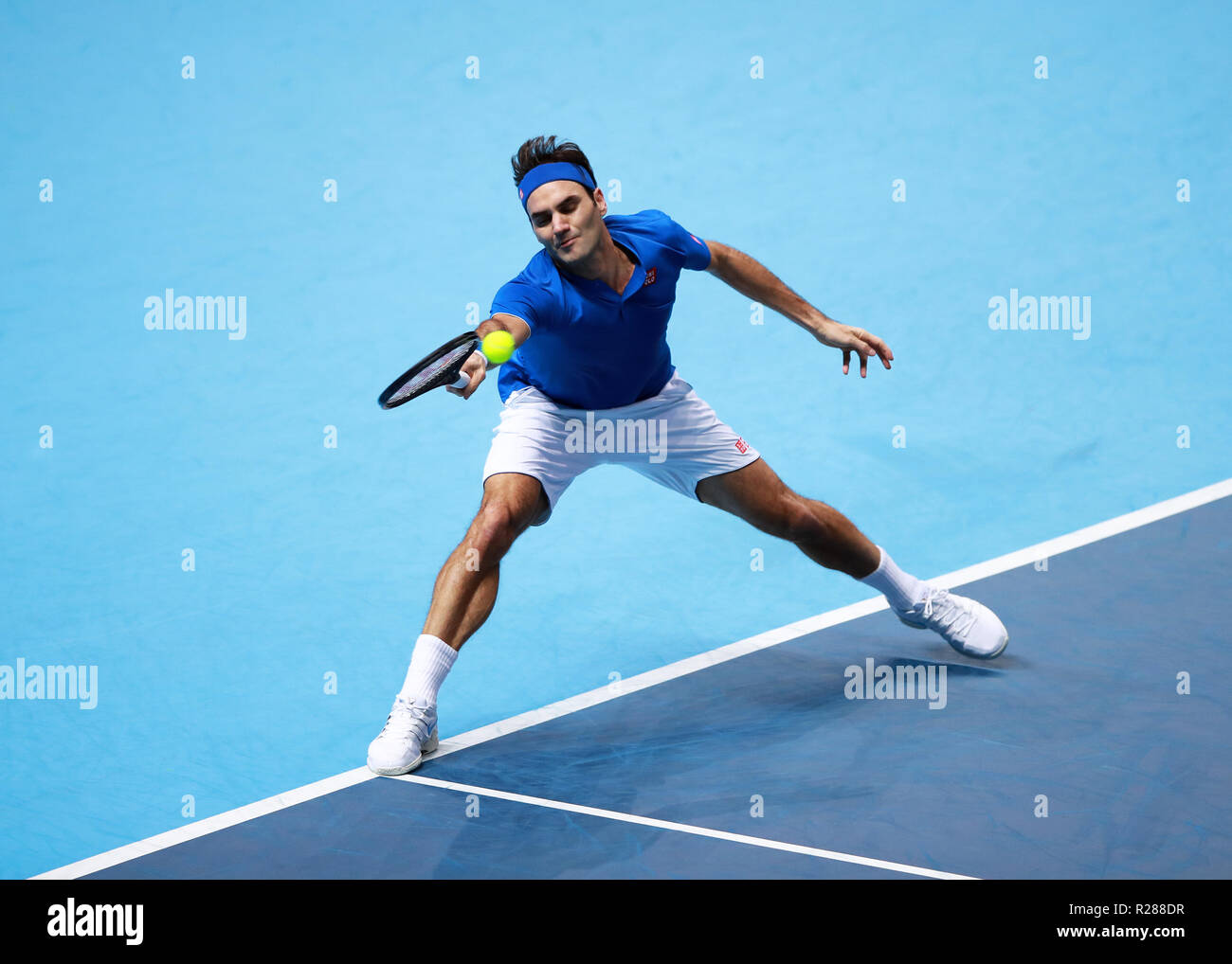 17 novembre 2018, O2 Arena, London, England ; Nitto ATP Tennis Finale, Roger Federer (SUI) avec un coup droit tourné dans son jeu contre Alexander Zverev (GER) Banque D'Images