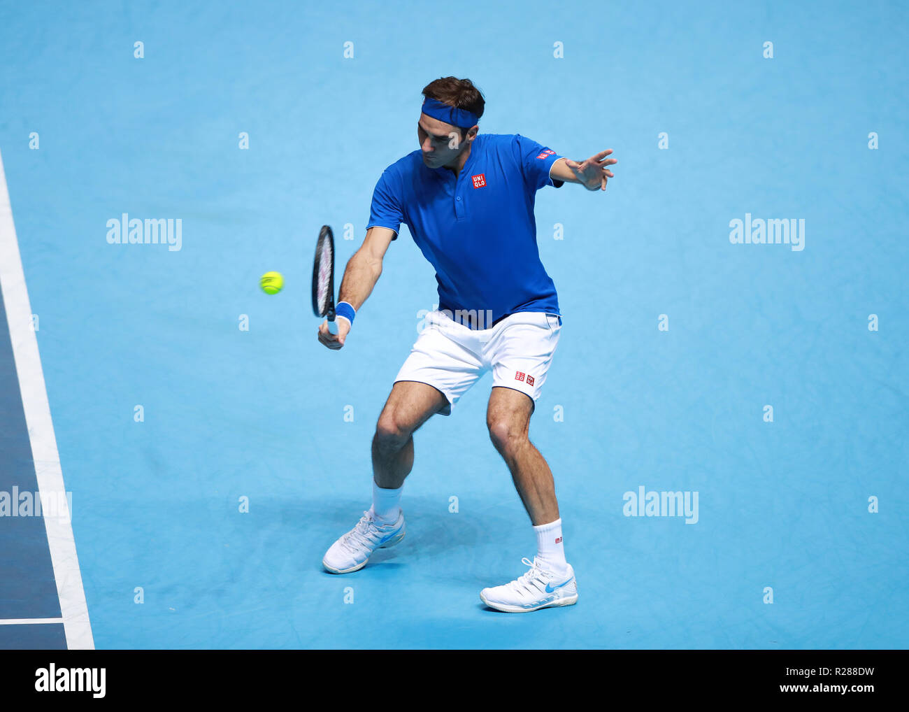 17 novembre 2018, O2 Arena, London, England ; Nitto ATP Tennis Finale, Roger Federer (SUI) avec un tir du revers dans son jeu contre Alexander Zverev (GER) Banque D'Images