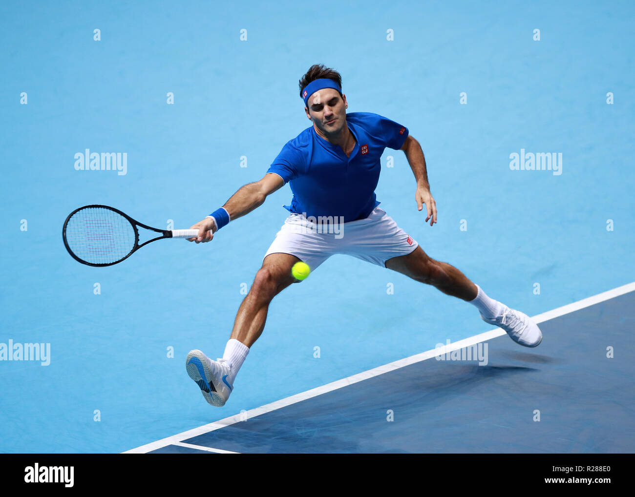 17 novembre 2018, O2 Arena, London, England ; Nitto ATP Tennis Finale, Roger Federer (SUI) avec un tir du revers dans son jeu contre Alexander Zverev (GER) Banque D'Images
